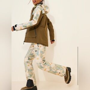 Floral Patterned Jacket and Pants Ski Set